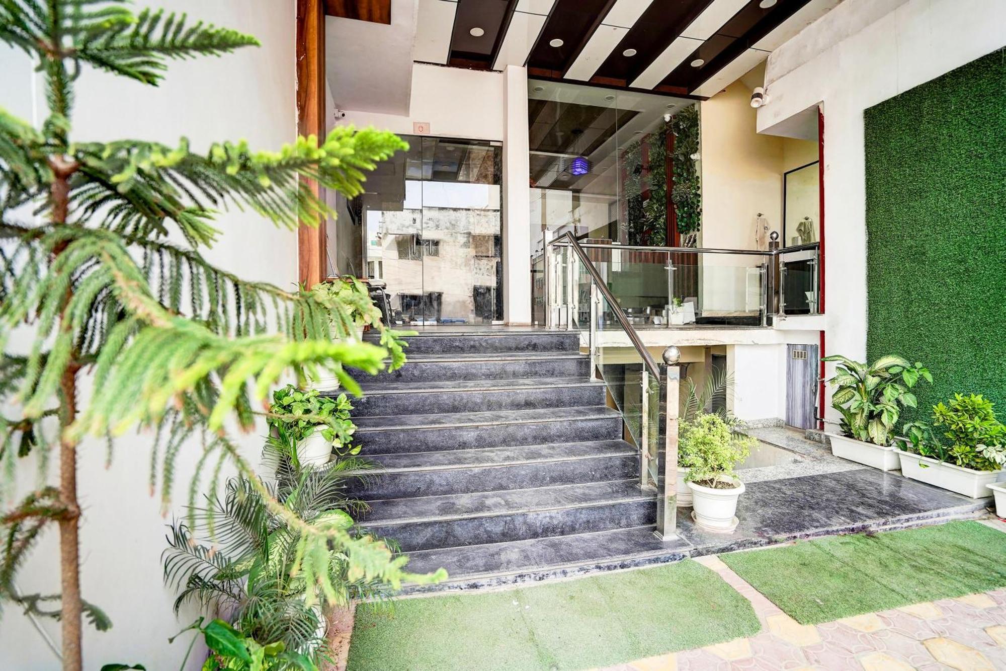 Townhouse Ram Katora Near Vishwanath Temple Formerly Sv Grand Hotel Varanasi Exterior foto